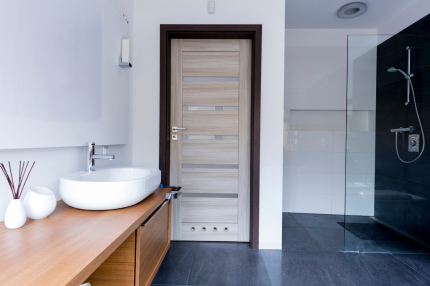 dveře do koupelny